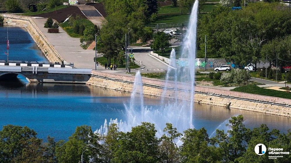 В Челябинске заработал светомузыкальный фонтан на реке Миасс