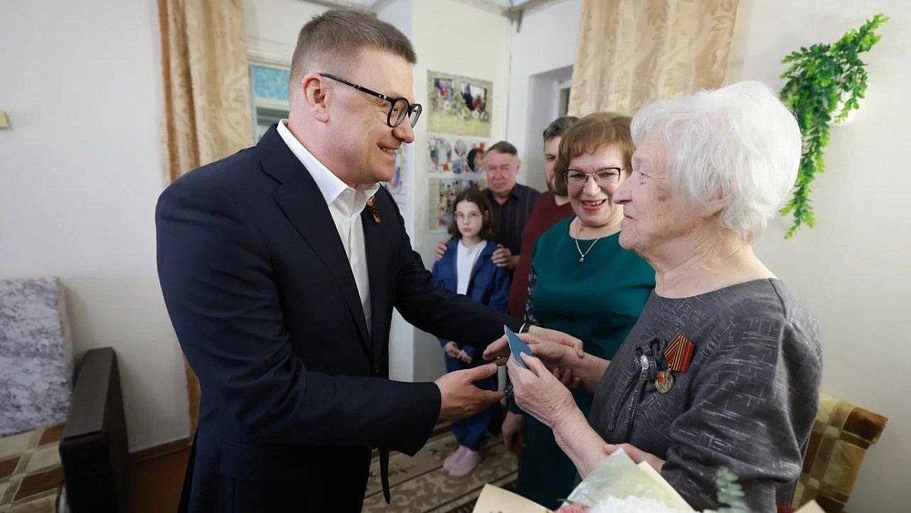 Алексей Текслер вручил юбилейную медаль «80 лет Победы» узнице фашизма из Кусы