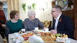 Алексей Текслер вручил юбилейную медаль «80 лет Победы» узнице фашизма из Кусы