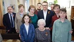 Алексей Текслер вручил юбилейную медаль «80 лет Победы» узнице фашизма из Кусы