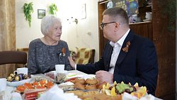 Алексей Текслер вручил юбилейную медаль «80 лет Победы» узнице фашизма из Кусы