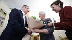 Алексей Текслер вручил юбилейную медаль «80 лет Победы» узнице фашизма из Кусы