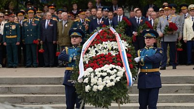 В Челябинске состоялась торжественная церемония возложения цветов к мемориалу «Вечный огонь»