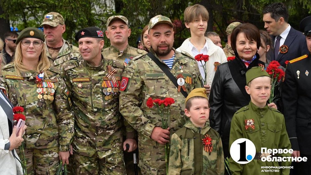 В Челябинске состоялась церемония возложения цветов к Вечному огню