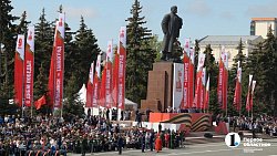 Челябинск встречает День Победы парадом