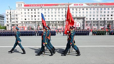В Челябинске прошло торжественное построение войск и смотр техники