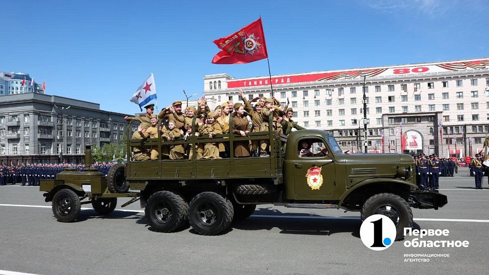 Около 80 фронтовых машин вышли сегодня на торжественный марш в Челябинске