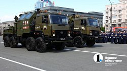 Около 80 фронтовых машин вышли сегодня на торжественный марш в Челябинске