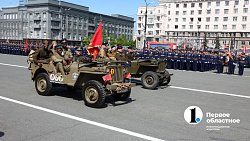 Около 80 фронтовых машин вышли сегодня на торжественный марш в Челябинске