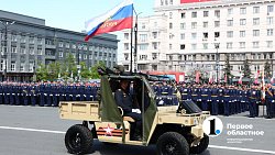 Около 80 фронтовых машин вышли сегодня на торжественный марш в Челябинске