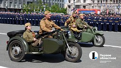 Около 80 фронтовых машин вышли сегодня на торжественный марш в Челябинске