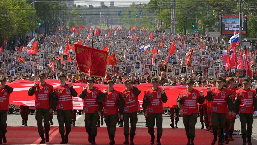 По главной улице Челябинска идет Бессмертный полк