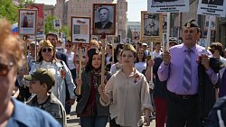 По главной улице Челябинска идет Бессмертный полк