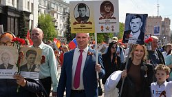 По главной улице Челябинска идет Бессмертный полк