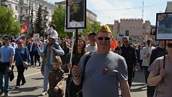 По главной улице Челябинска идет Бессмертный полк