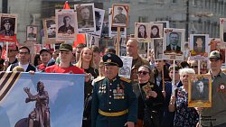 По главной улице Челябинска идет Бессмертный полк