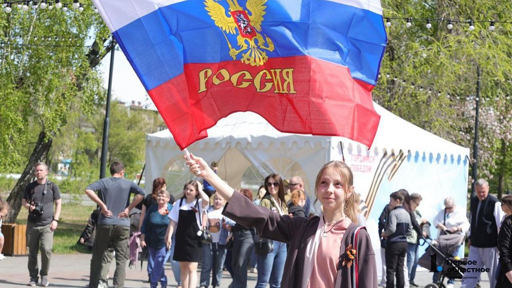 Народные гулянья проходят в челябинском Саду Победы