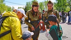 Народные гулянья проходят в челябинском Саду Победы