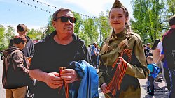 Народные гулянья проходят в челябинском Саду Победы