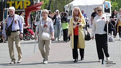 Народные гулянья проходят в челябинском Саду Победы