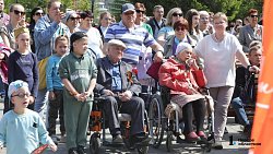 Народные гулянья проходят в челябинском Саду Победы