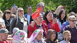 Народные гулянья проходят в челябинском Саду Победы