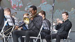 Народные гулянья проходят в челябинском Саду Победы