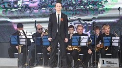 Народные гулянья проходят в челябинском Саду Победы