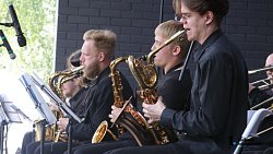 Народные гулянья проходят в челябинском Саду Победы