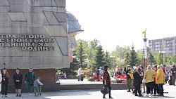 Народные гулянья проходят в челябинском Саду Победы