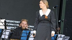 Народные гулянья проходят в челябинском Саду Победы