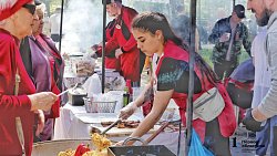 Народные гулянья проходят в челябинском Саду Победы