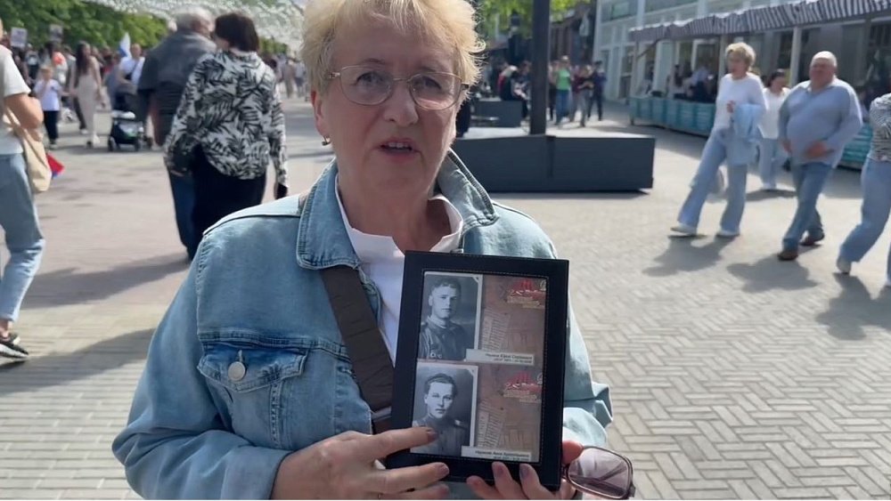 Женщина приехала в Челябинск из Германии ради «Бессмертного полка»