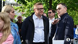 В центре Челябинска провели реконструкцию отправки на фронт танкистов-добровольцев