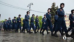 В центре Челябинска провели реконструкцию отправки на фронт танкистов-добровольцев