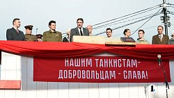 В центре Челябинска провели реконструкцию отправки на фронт танкистов-добровольцев