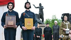 В центре Челябинска провели реконструкцию отправки на фронт танкистов-добровольцев