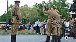 В центре Челябинска провели реконструкцию отправки на фронт танкистов-добровольцев