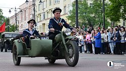 В центре Челябинска провели реконструкцию отправки на фронт танкистов-добровольцев