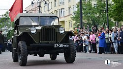 В центре Челябинска провели реконструкцию отправки на фронт танкистов-добровольцев
