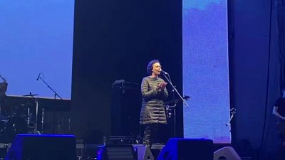 Юлия Чичерина выступает в Челябинске в День Победы