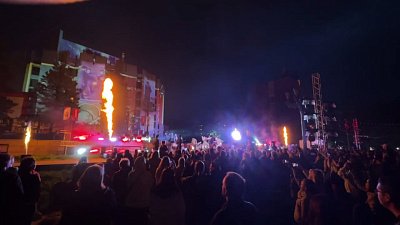 Историю Танкограда показали на фасаде театра драмы