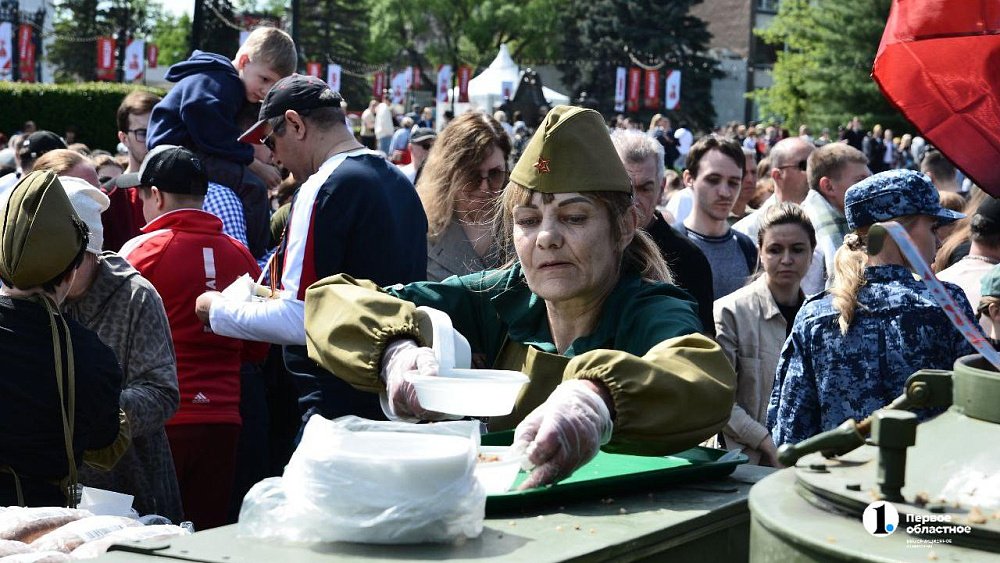Челябинцев в День Победы угощали солдатской кашей