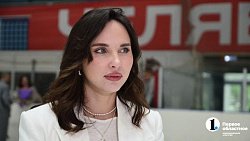 Челябинские хоккеистки презентовали главный трофей ЖХЛ