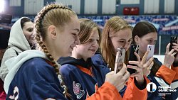 Челябинские хоккеистки презентовали главный трофей ЖХЛ