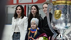 Челябинские хоккеистки презентовали главный трофей ЖХЛ