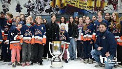 Челябинские хоккеистки презентовали главный трофей ЖХЛ
