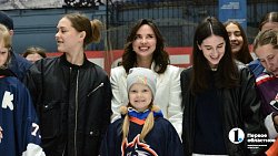 Челябинские хоккеистки презентовали главный трофей ЖХЛ