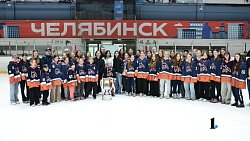 Челябинские хоккеистки презентовали главный трофей ЖХЛ