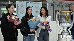 Челябинские хоккеистки презентовали главный трофей ЖХЛ